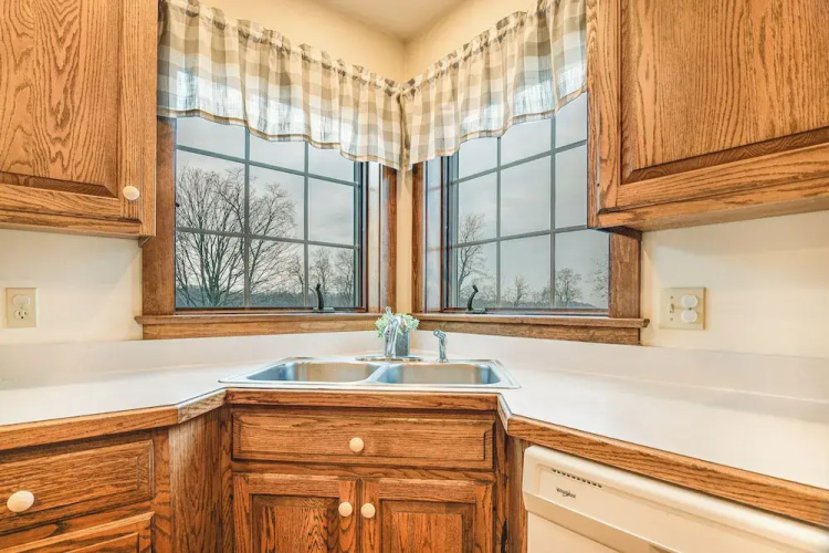 4 Mi to the Amish Village: Spacious Home w/ Deck!