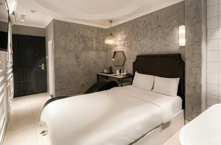 A In Hotel Del Luna
