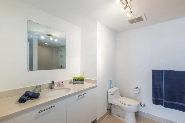 Modern, Cozy 2 BDR With Balcony,steps From Beach