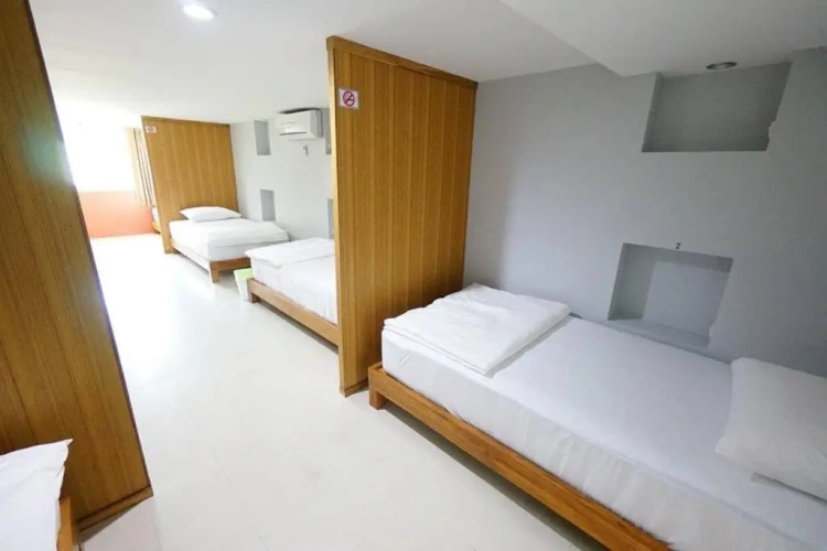Standard Sextuple Family room
