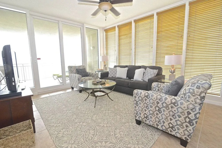 Colonnades 903