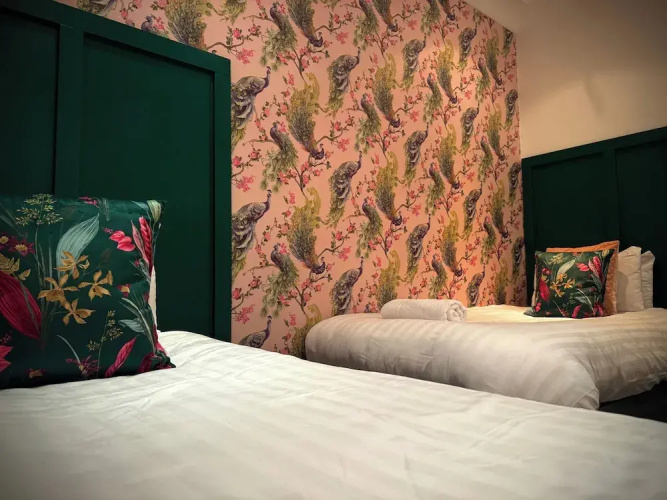 Sleeps10-parking-garden-hottub-petfriendly