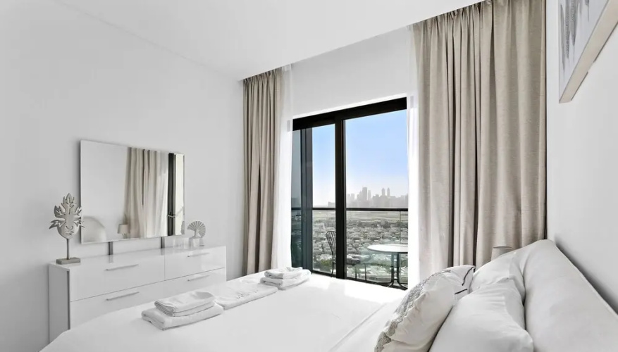 WelHome - Charming Apt With City Lights in Sobha Waves