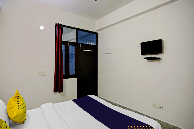 Goroomgo Raj hotel vip Noida