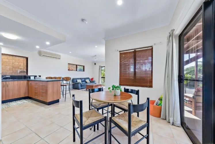 5 Bedrooms Cottage