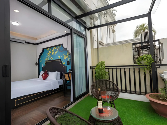 Queen Light Hotel