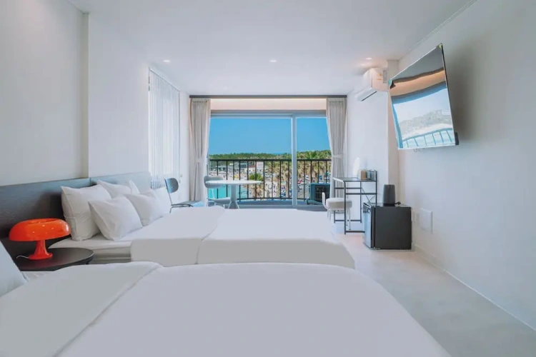 Deluxe Twin room with balcony and beachfront