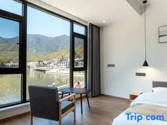 Standard Double room with lake view