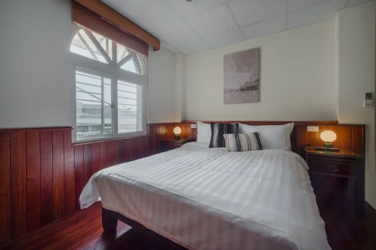 Standard Double room with street view