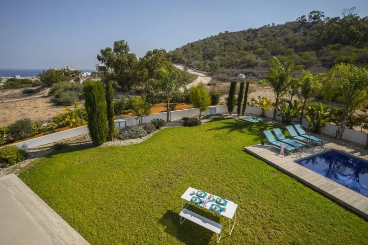 2 Bedrooms Villa