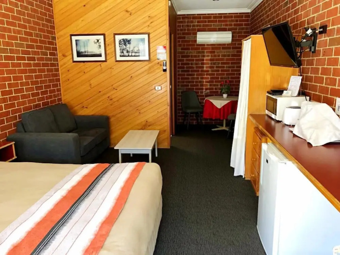 The Elms Motor Inn