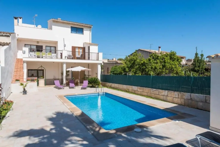 4 Bedrooms Villa