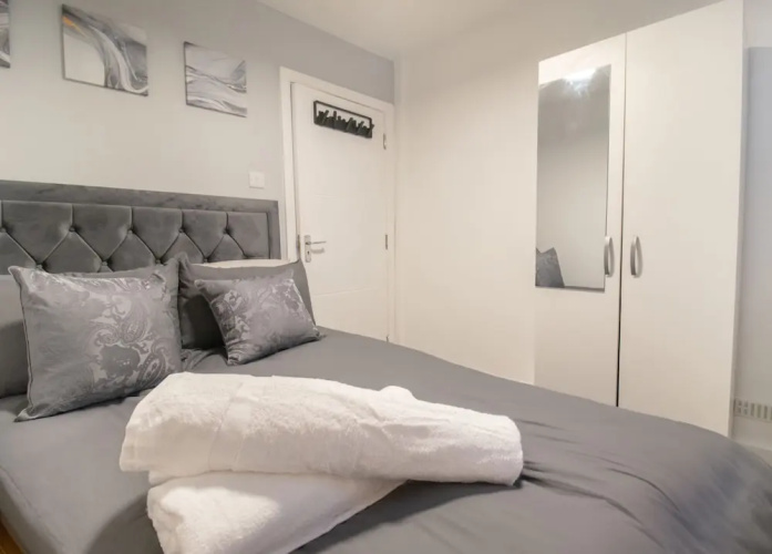 London Apt - Sleeps 4 - Parking - Wifi