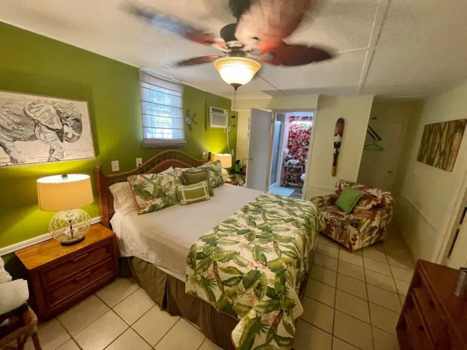 2521 ALOHA King Bed with Sleeper Sofa