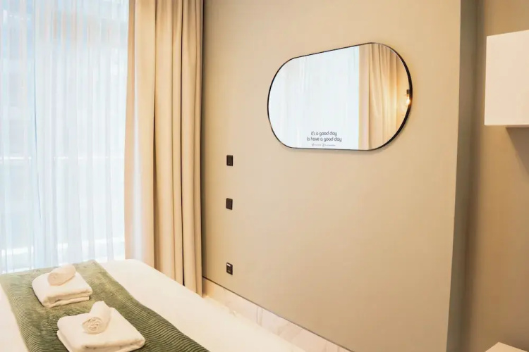 Luxury Studio Rooftop Pool & Gym Access