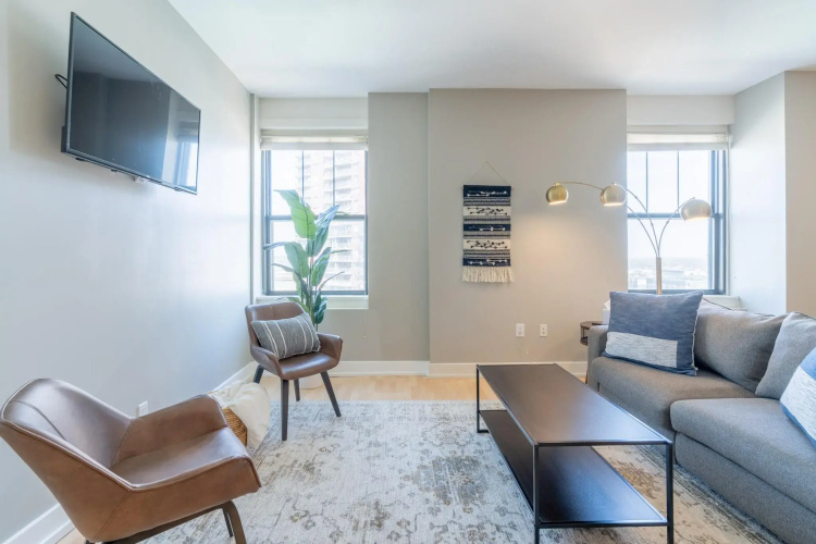 King Bed | Garage | Wifi | Skywalk Access & More!