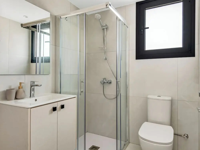 Sanders Elgio - Precious 3-bdr Apt With Balcony