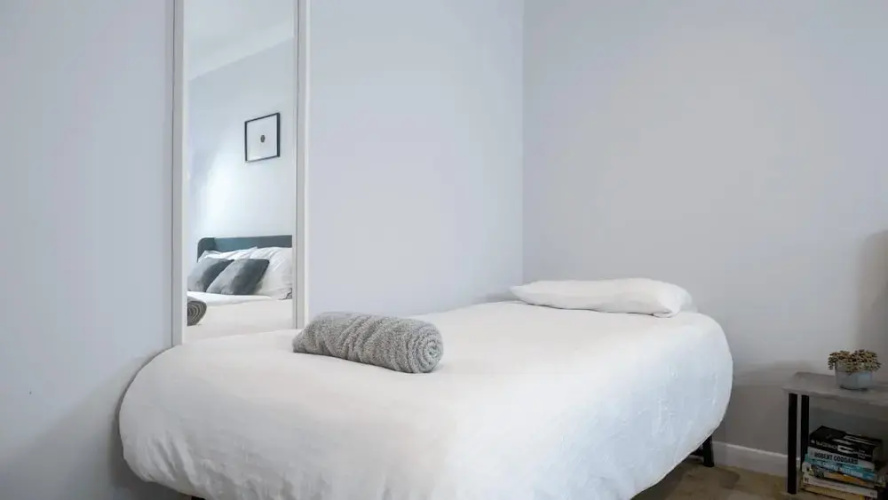 Apartmentsleeps3-balcony-valleyview-parking