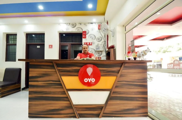 OYO 5785 Silver One