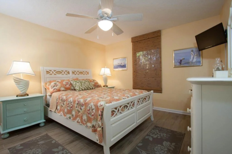 Bikini Bottom 2 Br home by RedAwning
