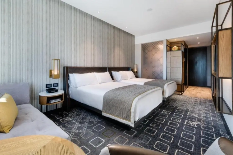 Classic Twin room with city view