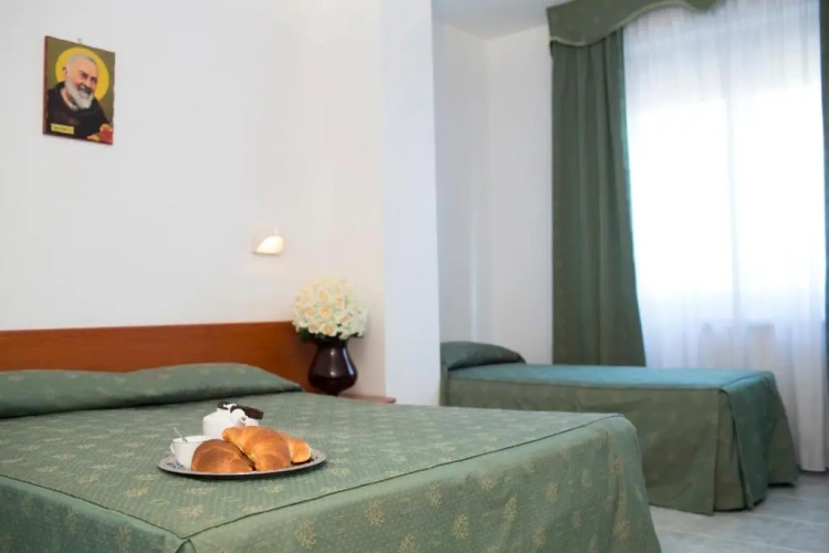 Standard Triple room