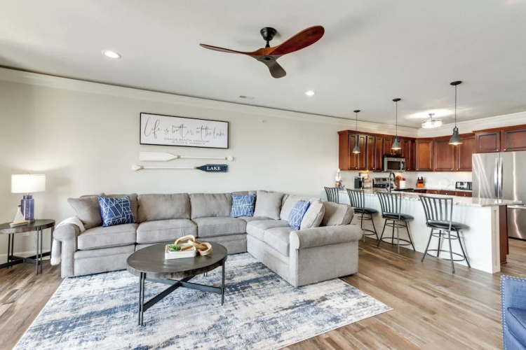 Lakefront Condo w/ Pool Access in Osage Beach!