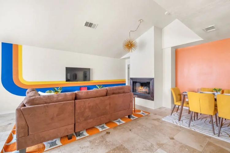 Dallas Retro House King Bed Backyard