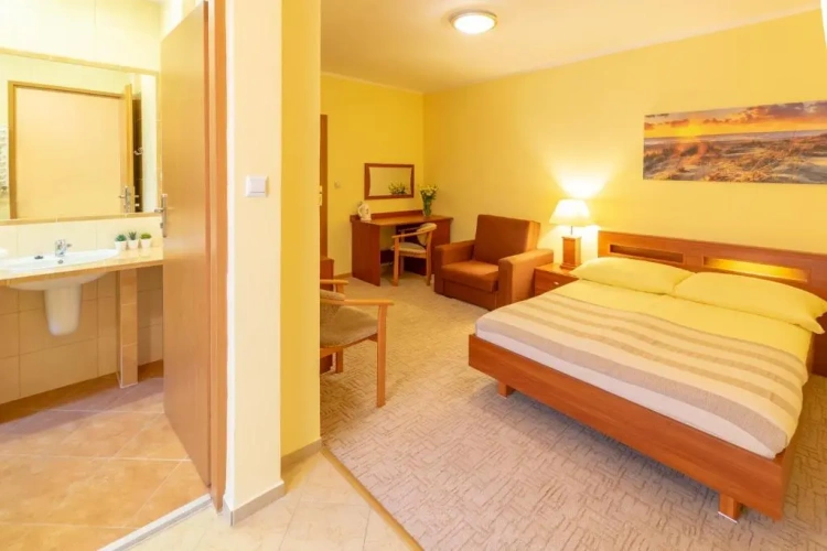 Standard Triple room