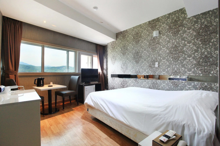 J hotel