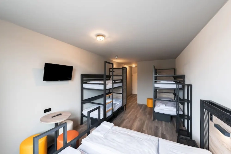 Sextuple room