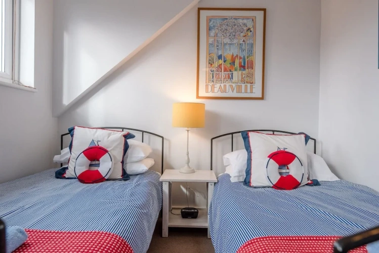 2 Bedrooms Cottage