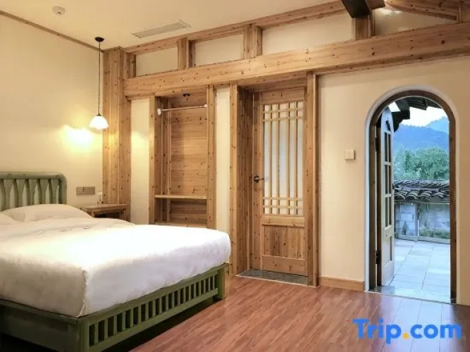 Twin Suite with courtyard view