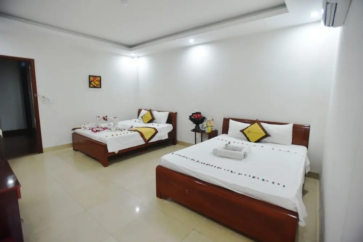 Deluxe Sextuple Family room