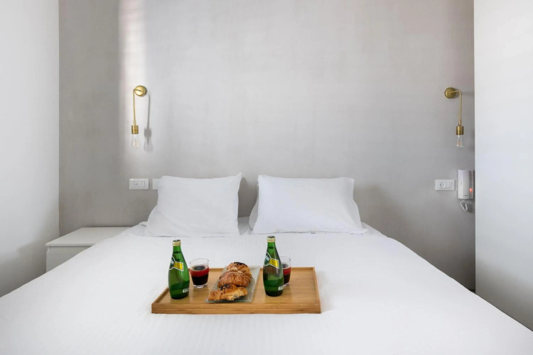 Fabulous Corner Market by TLV2RENT
