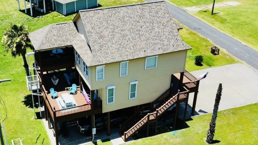 Sea-renity 3 Bedroom Home by Redawning