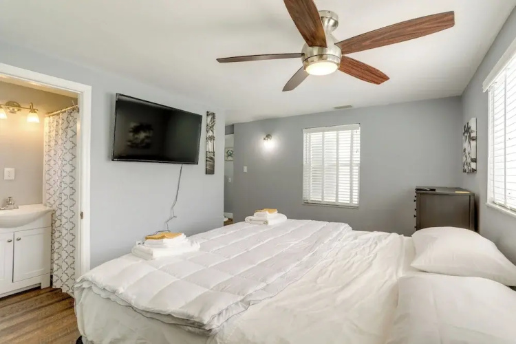 Bright Pinellas Park Getaway w/ Private Pool!
