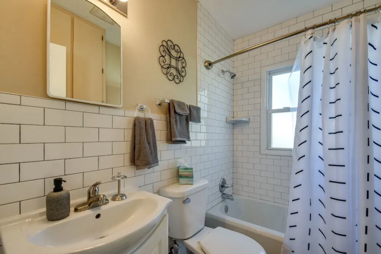 Quaint Cedar Rapids Home, 4 Mi to Downtown!