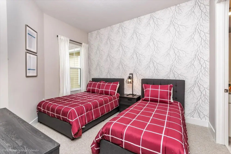 Upscale Townhome W/pool Access! 5 mi. to Disney!