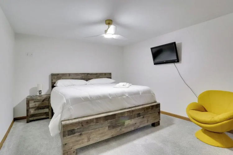 6 Mi to Barr Lake: Apt w/ Yard & Pool Access!