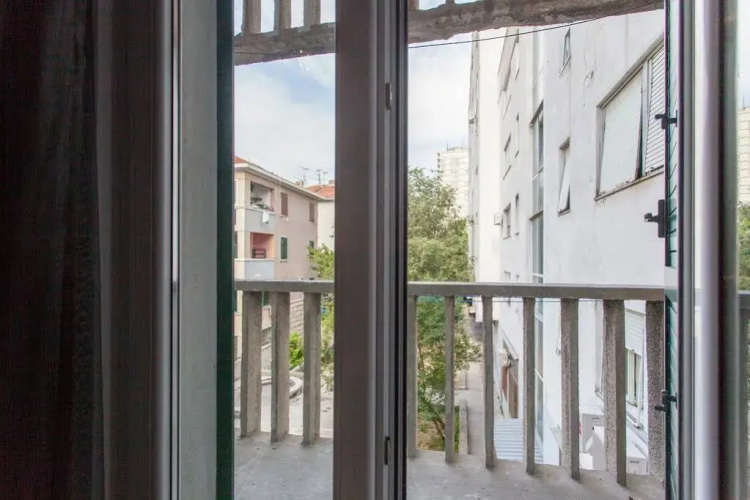 Apartment Happiness Split