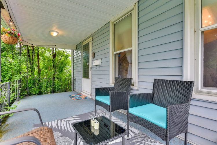 Themed New York Home ~ 2 Mi to Niagara Falls!