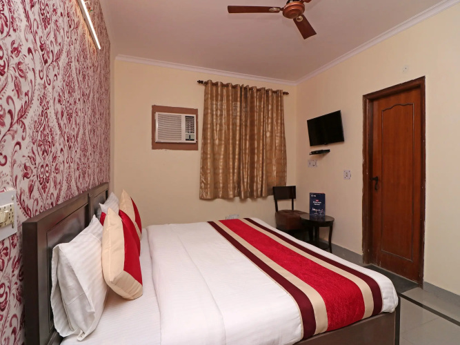 Capital O 12722 Hotel Kiara Inn