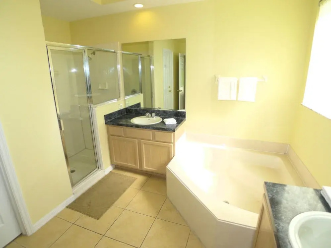 5 BED Pool Home IN Golf Community