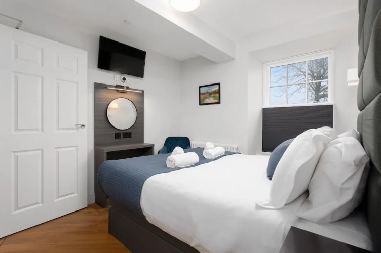 312 Reid's Corner - by Stay Dunfermline