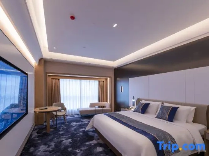 Deluxe Double room with city view