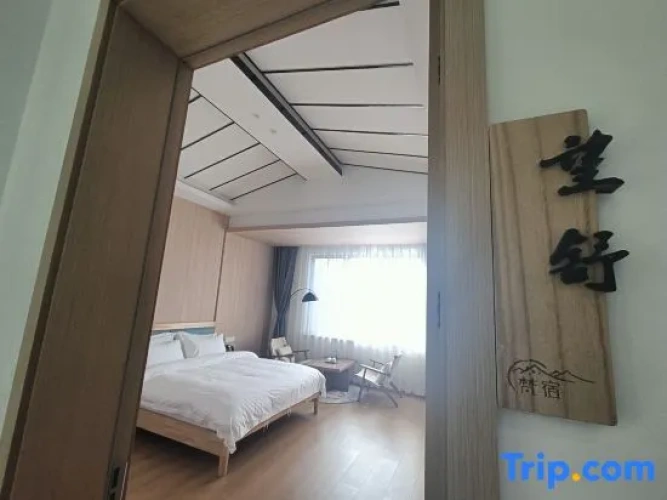 6 Bedrooms Villa