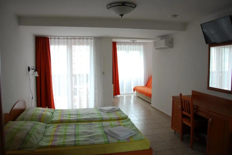 Standard Triple room with view