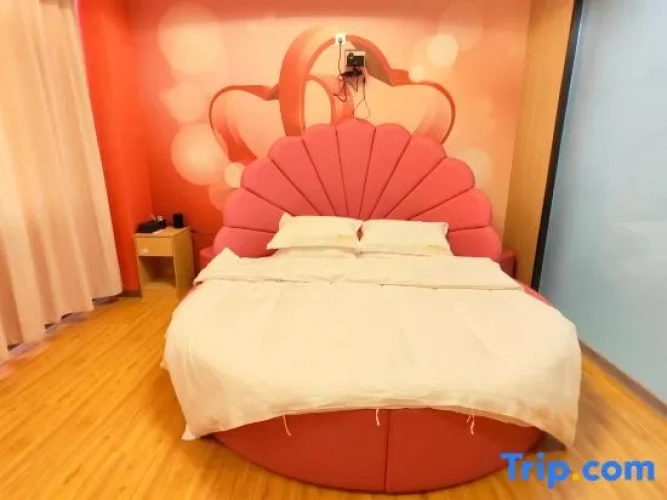 Standard Triple room with city view