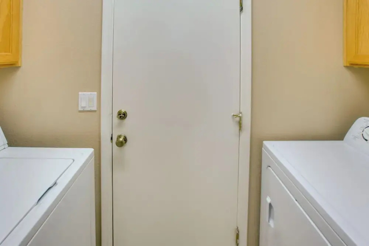 7 Mi to Mill Ave: Bbq-ready Mesa Townhouse